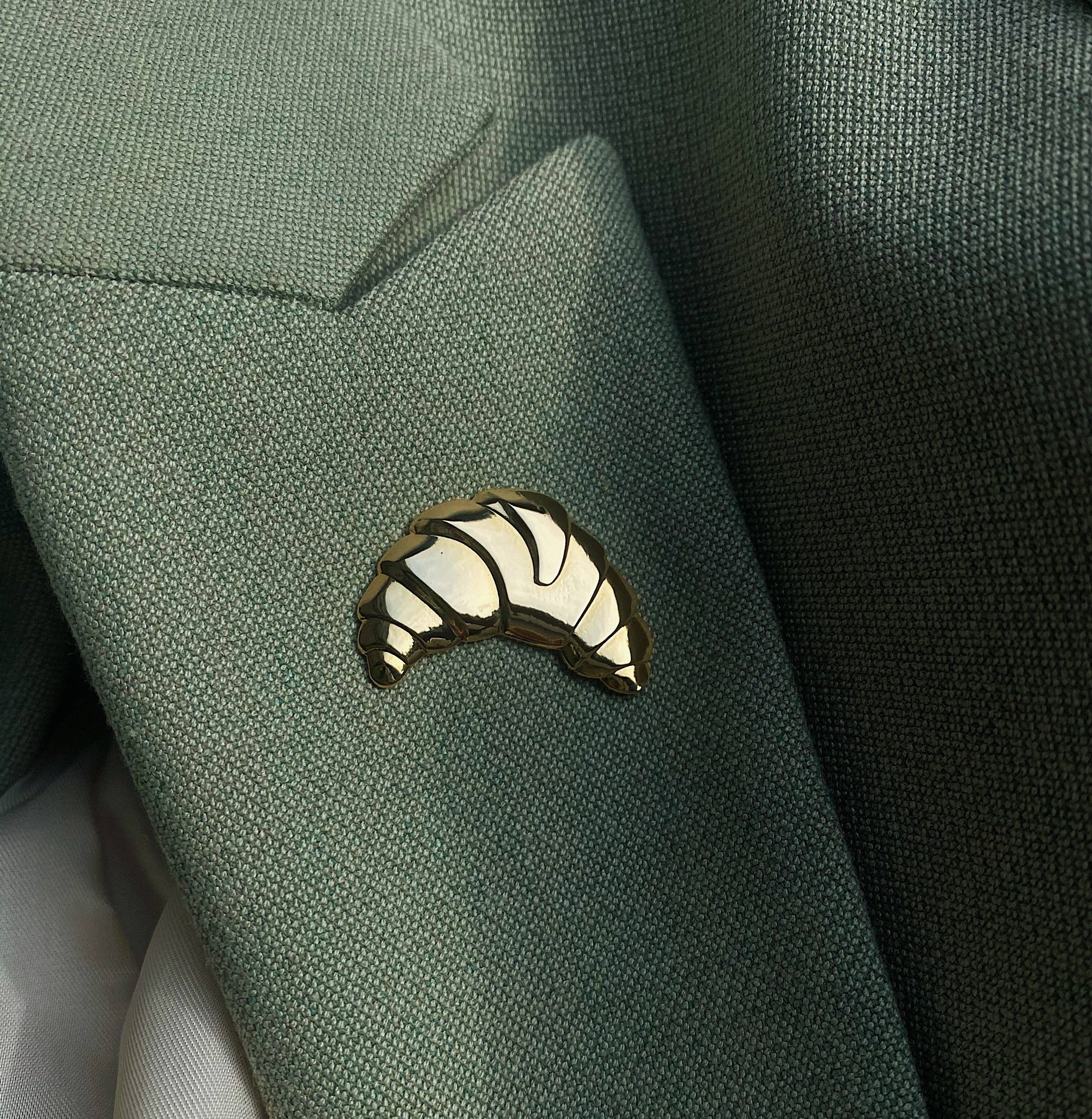 Golden Metal Pin "Croissant"